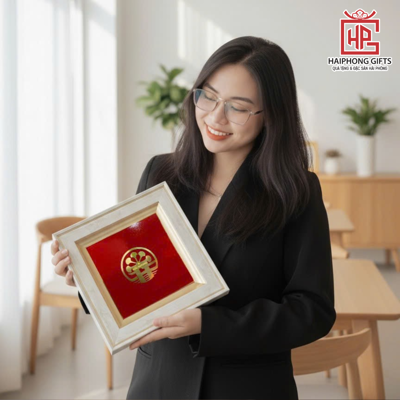 Tranh đồng ăn mòn huy hiệu thành phố Hải Phòng